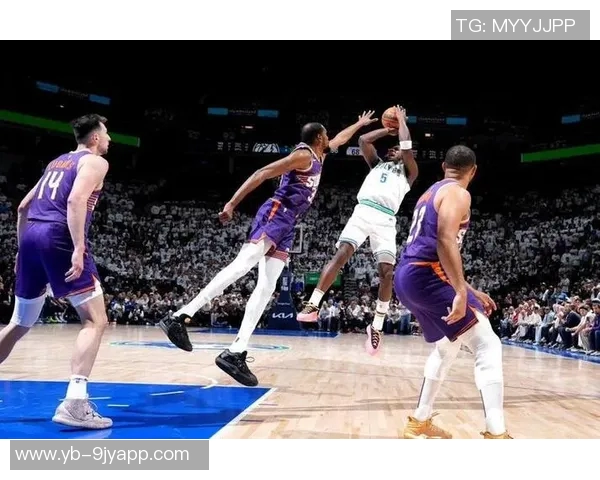 克拉克斯顿表现出色14投8中砍下21分8篮板4助攻2抢断2盖帽